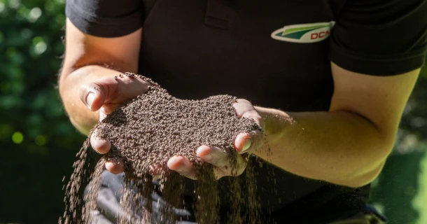 DCM ECOR® pour la fertilisation organique des gazons, avec la technologie MINIGRAN® Thumb
