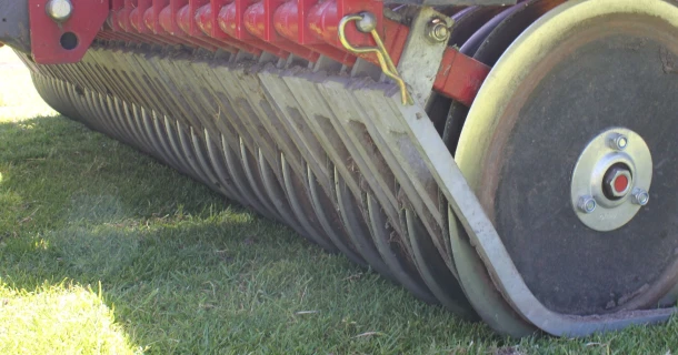 DCM VIVIFOS® – Indispensable lors du sursemis de terrains de football Thumb