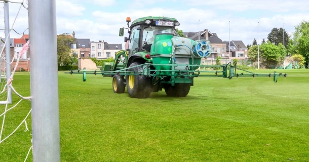 TURFORTE® IRON: vloeibare ijzermeststof voor een vitale, intens groene grasmat Thumb